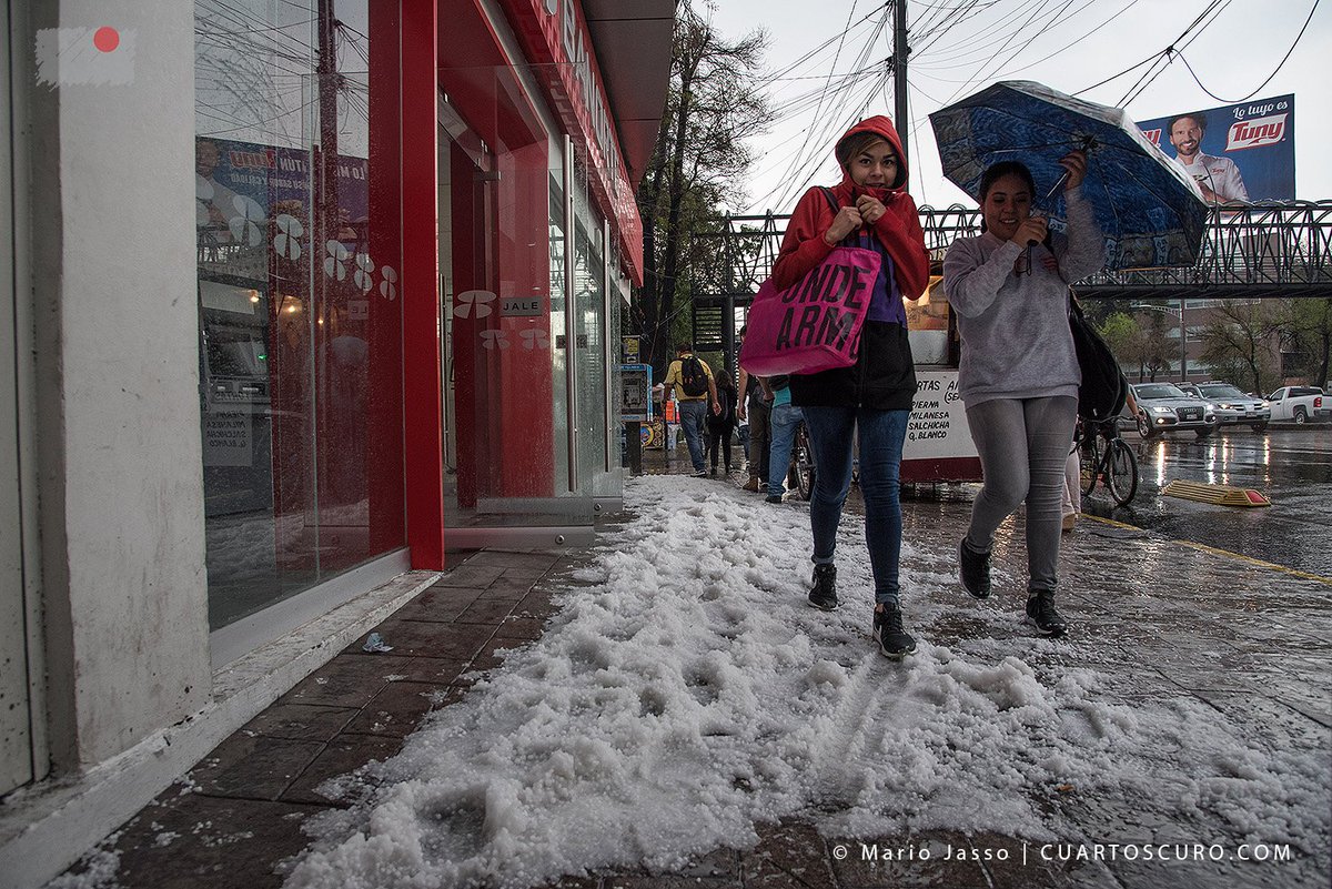#LaDiaria #MéxicoEnImágenes | La Ciudad de México sufre de las inclemencias del clima con una fuerte lluvia y granizo atípico que se presentó la tarde de ayer en la zona centro de la capital del país.
Foto: Mario Jasso | CUARTOSCURO bit.ly/2ioR2zN