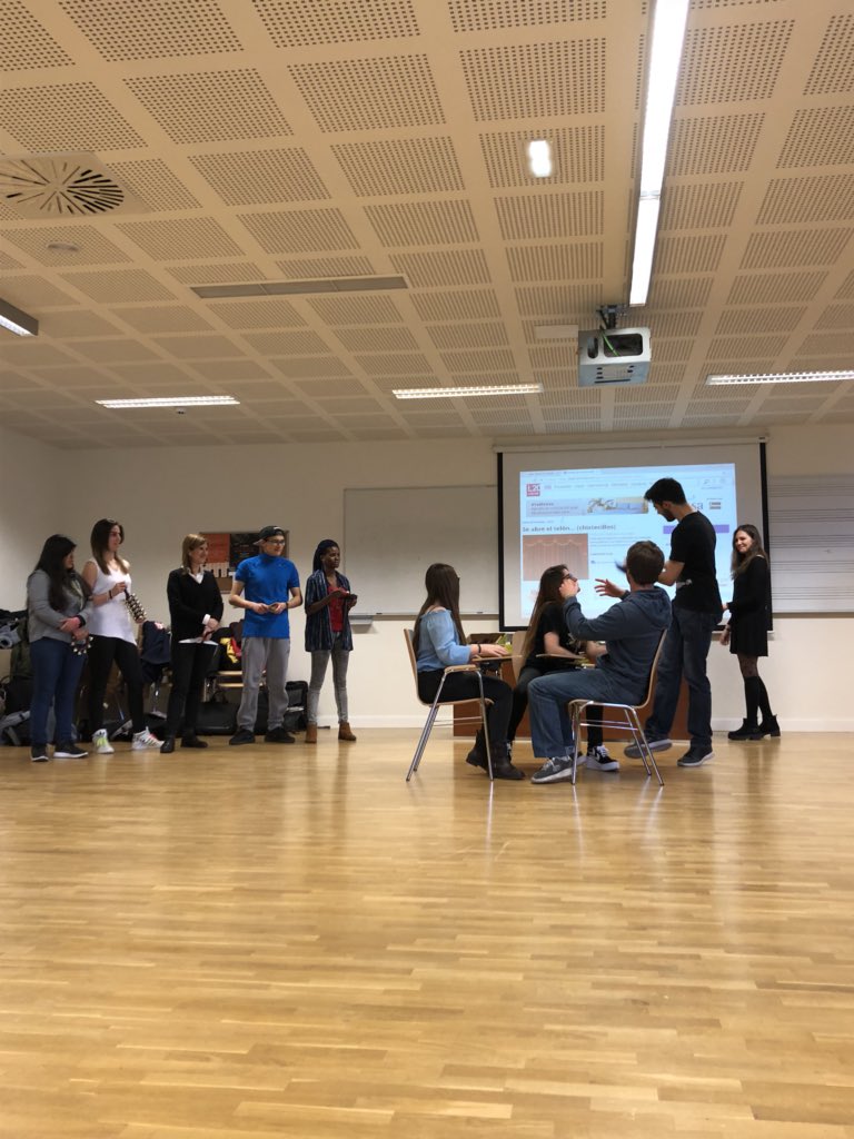 ouad_unizar's tweet photo. Teatro y música para aprender #inteligenciaemocional con el coro inclusivo de @unizar #cantatutti @educacionunizar https://t.co/si8MP5QYZx