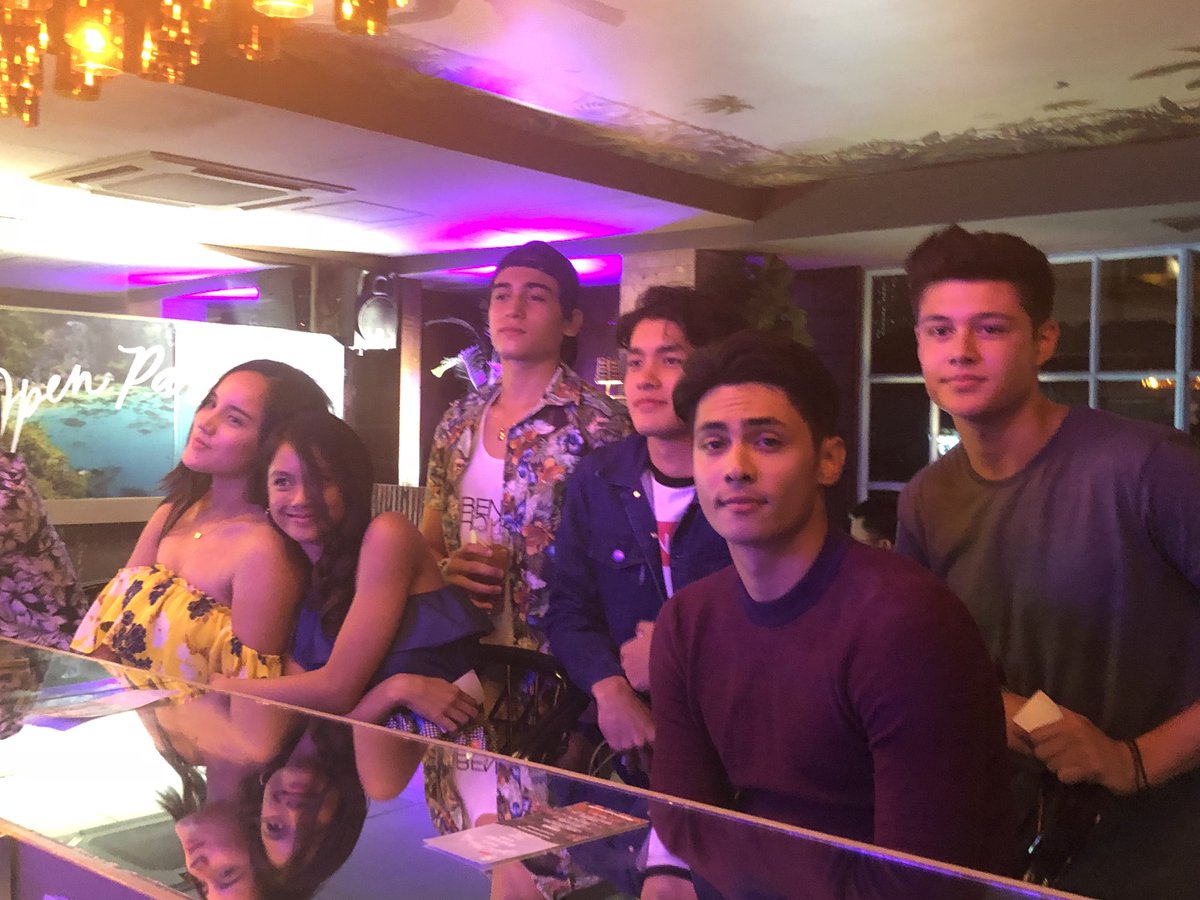 itsimoun's tweet photo. Summer Squad of @benchtm !!! #BenchOpenParadise 😱💘 Ylona, Juliana, Grae and Marco! @ylona_garcia @itsmeMarcoG
@graecamfer

📷charismadelaine https://t.co/wXGxQwLAvB