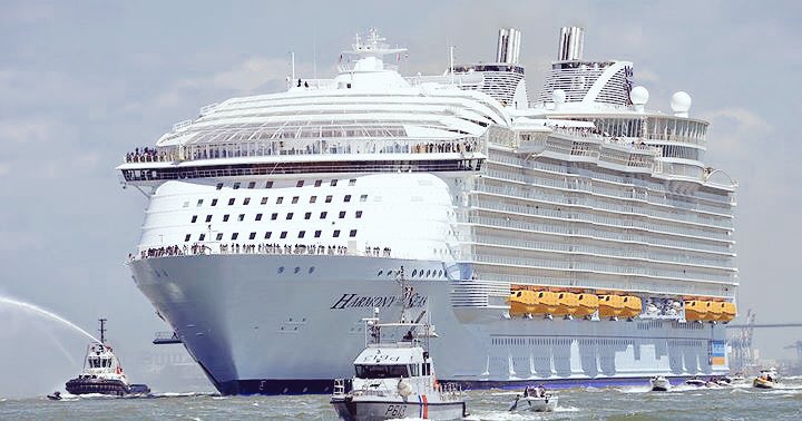 AllEnginemagaz1's tweet photo. Symphony of the Seas,el crucero más grande del mundo será lanzado al mar en los próximos días.Perteneciente a la compañía norteamericana Royal Caribbean International. La embarcación, que tiene 16 cubiertas y 2.774 cabinas para albergar la también cifra récord de 6.780 pasajeros https://t.co/W9tNDBDSbd