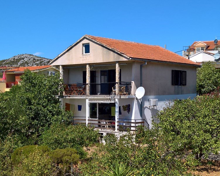 VacadaInfo's tweet photo. Seget Vranjica, nice family house with beautiful garden - only 50 m away from the sea. #Trogir #Croatia #Dalmatia https://t.co/9PVQ0nI4HM https://t.co/dz7fVrU3gJ
