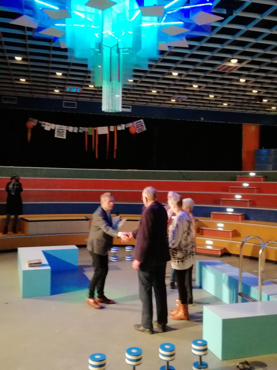 LameiroGarcia's tweet photo. #030SMB Wethouder Kees Diepenveen overhandigt t boekje Samen voor elkaar, tijdens bijeenkomst Prettig ouder worden in Utrecht. Hij is trots dat met diverse initiatieven 57% van de ouderen in de stad is bereikt. https://t.co/58b2RS9lif
