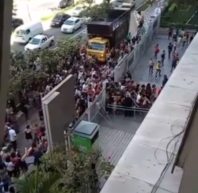 MaestraTuItera's tweet image. Eyyyyy no es en #Venezuela es en #Brasil así reprime el gobierno de Michel Temer a los profesores que protestaban contra la reforma de ajuste jubilatorio,mientras que en Venezuela se discute la Convención Colectiva Única Y Unitaria con beneficios para docentes activos y jubilados