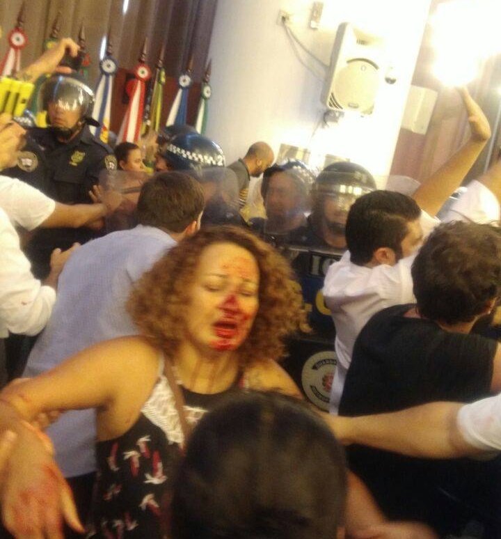 MaestraTuItera's tweet image. Eyyyyy no es en #Venezuela es en #Brasil así reprime el gobierno de Michel Temer a los profesores que protestaban contra la reforma de ajuste jubilatorio,mientras que en Venezuela se discute la Convención Colectiva Única Y Unitaria con beneficios para docentes activos y jubilados