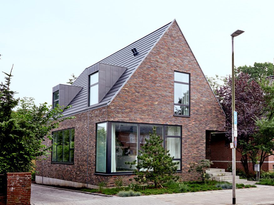 creaton_germany's tweet photo. Beim HÄUSER-AWARD 2018 haben Silja &amp; Malte Timm mit ihrem Haus T in Husum den 1. Platz für das beste Einfamilienhaus mit optimalem Grundriss erzielt. Eingedeckt wurde mit unserem CREATON Dachstein KAPSTADT duratop pro. Glückwunsch! https://t.co/ipulbmcNON