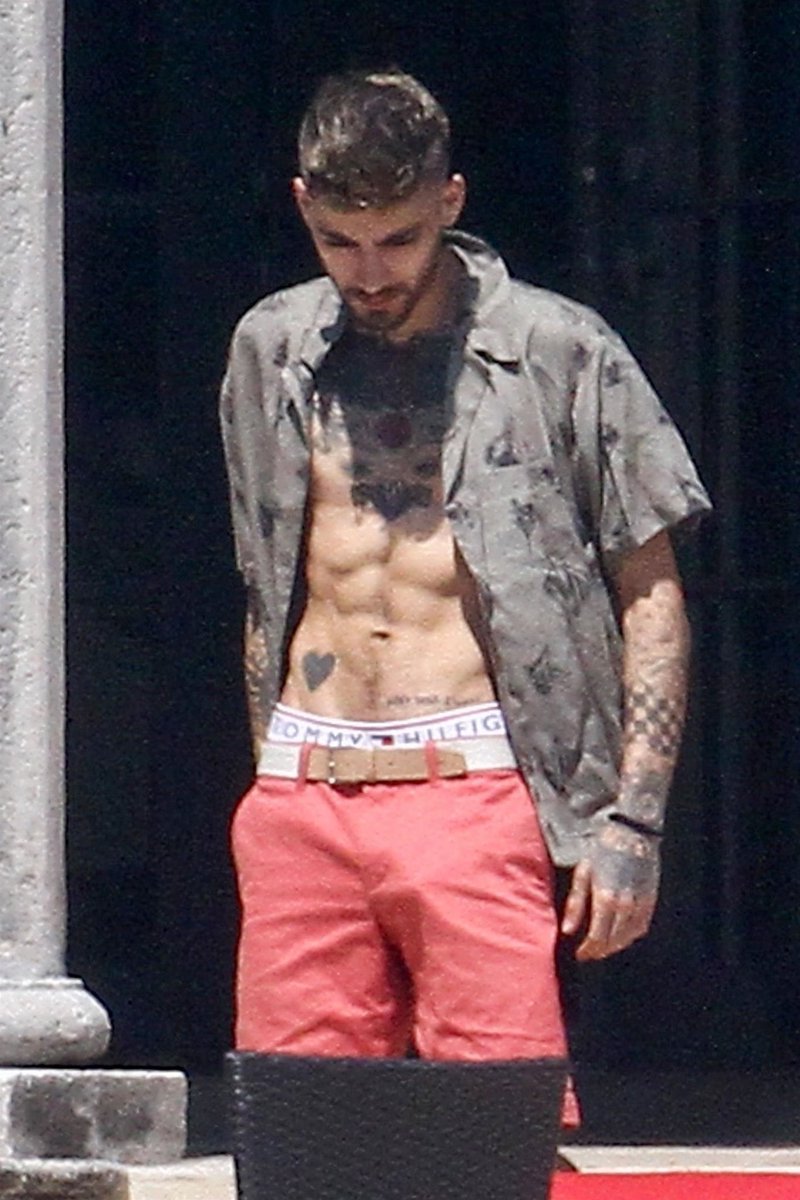 zjmitalia's tweet photo. Zayn al bordo della piscina della casa in cui è in affitto a Miami (13/03/2018) https://t.co/WroCYb0V2S