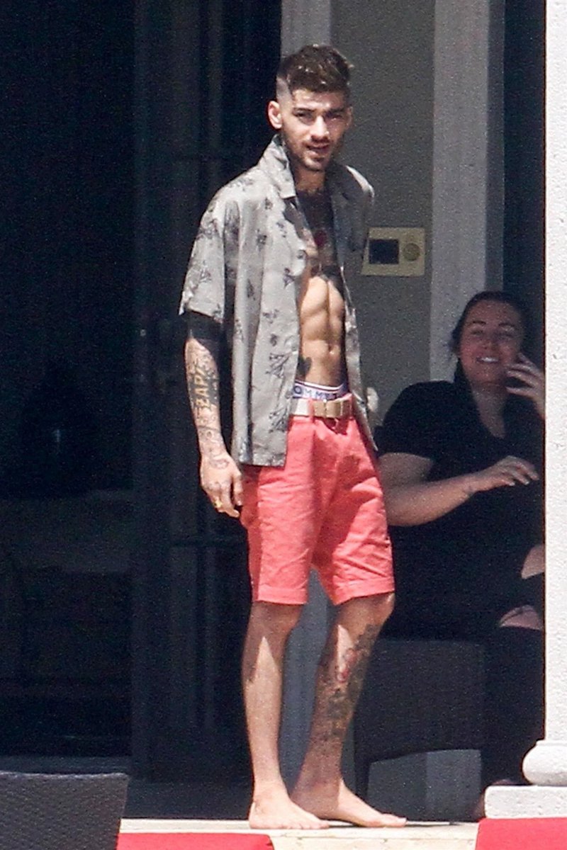 zjmitalia's tweet photo. Zayn al bordo della piscina della casa in cui è in affitto a Miami (13/03/2018) https://t.co/WroCYb0V2S