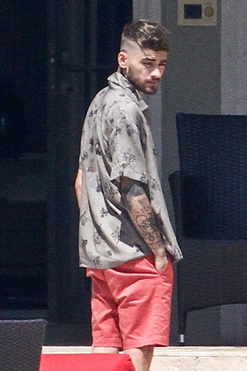 zjmitalia's tweet photo. Zayn al bordo della piscina della casa in cui è in affitto a Miami (13/03/2018) https://t.co/WroCYb0V2S