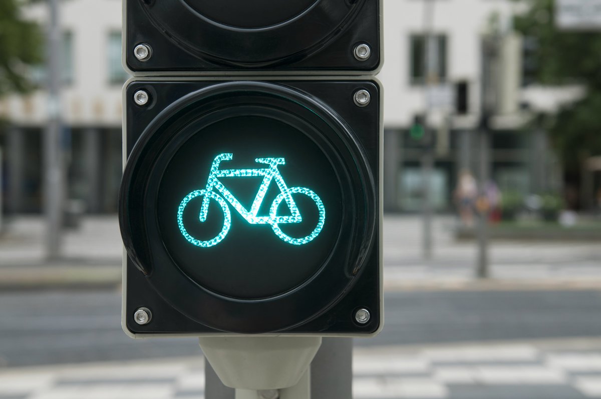 Edinburgh_CC's tweet photo. New sections of cycleway, realigned traffic islands, early release signals for cyclists - all these are on the table under new plans under consultation to help keep #bike users safe around the tram route. Have your say by 11 April
https://t.co/zR1ZilmGy8 https://t.co/dvLuS5XOa3