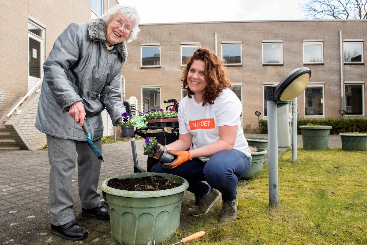 Lief dankmailtje van voorzitter bewonerscommissie Gooiers Erf 😍 En een nagestuurd mapje fotos van het @OranjeFonds. <a href="/NLDOET/">NLdoet</a> werkt nog even door in de Riebeeck <a href="/GemeenteHsum/">Gemeente Hilversum</a> Zie hier alle enthousiaste fotos van onze <a href="/ncoi/">NCOI Opleidingen</a> vrijwilligers. tinyurl.com/y9xefqsr