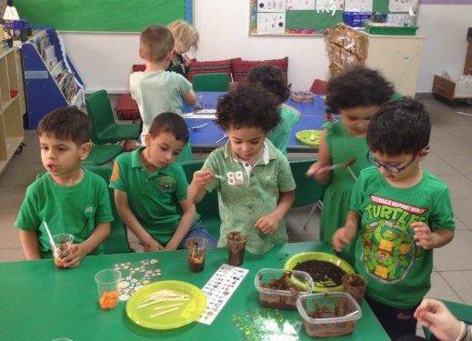 kcookegcschool's tweet photo. We had so much fun making edible dirt with a parent volunteer!#BeHappyBeGCS #gcsgreenday https://t.co/nfqhU2Uui8