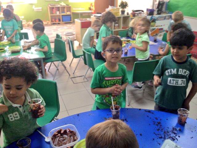 kcookegcschool's tweet photo. We had so much fun making edible dirt with a parent volunteer!#BeHappyBeGCS #gcsgreenday https://t.co/nfqhU2Uui8