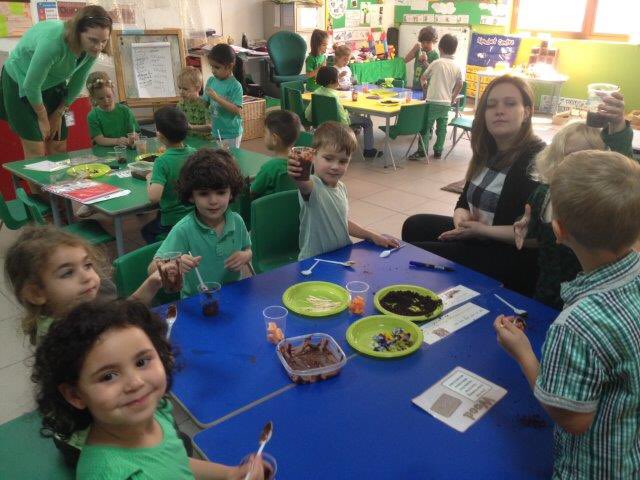 kcookegcschool's tweet photo. We had so much fun making edible dirt with a parent volunteer!#BeHappyBeGCS #gcsgreenday https://t.co/nfqhU2Uui8