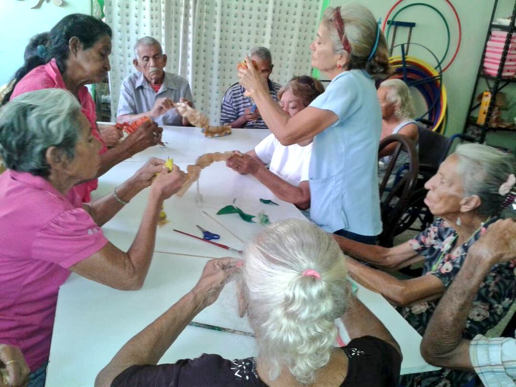 amilcarciber's tweet photo. En La @UAMOFICIAL🎉🎊🎉UNIVERSIDAD DEL ADULTO MAYOR📖✒👏 Continúamos Con El #Taller De #Imaginando y #Creando II Fase🎨📚Con La Lcda. Enma Falcon ➡Elaborando #Flores 🌹🌹🌹  Con Material De Reciclaje Donde Ntros 👴👵👴👵 #Cortaron #Pintaron y #Pegaron @salainass @magallyvina https://t.co/tvEtwLT45D