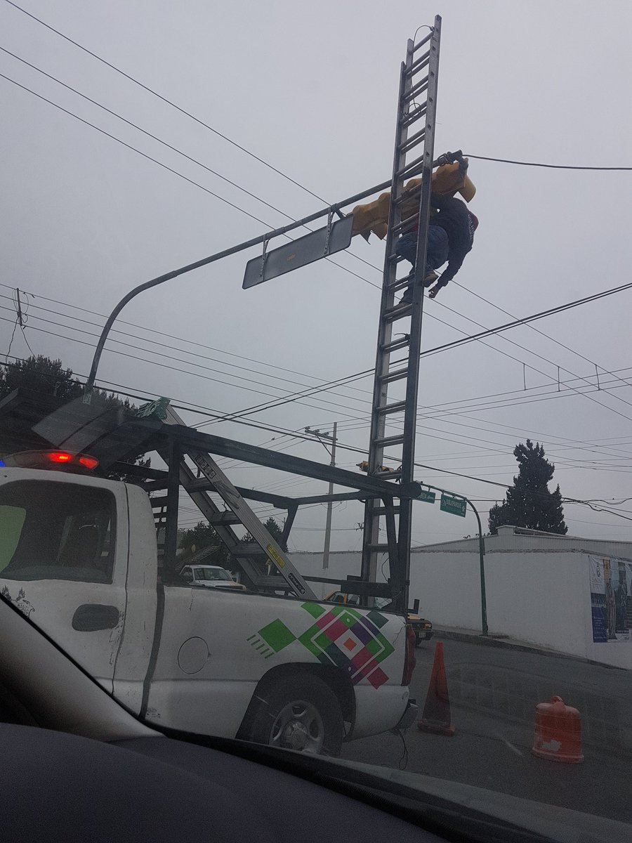 EstrellaaMtz's tweet photo. @manolojim En atención a las instituciones gubernamentales y de seguridad, el  colaborador del gobierno municipal se encuentra realizando actividades que ponen en riesgo su integridad física al realizar su trabajo (sin arnes, sin supervisión, sin equipo de elevaci��n adecuado) https://t.co/QzzDsWQTHK