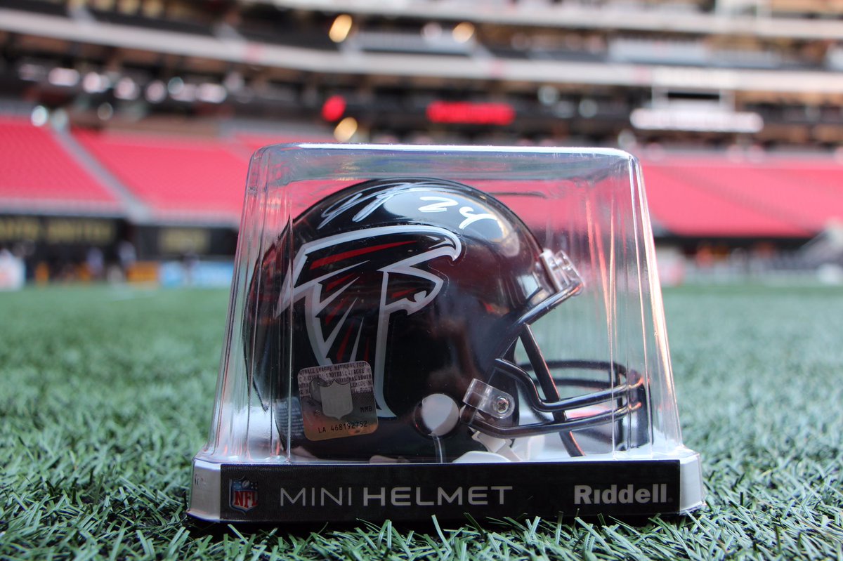 FalconsRISE's tweet photo. 🚨GIVEAWAY ALERT🚨
To celebrate @devontafreeman's birthday we're giving away a mini helmet signed by #24 himself! RT for a chance to win! MUST BE FOLLOWING in order to receive prize. Ends in 24 hours https://t.co/zsJ8pnZeNB