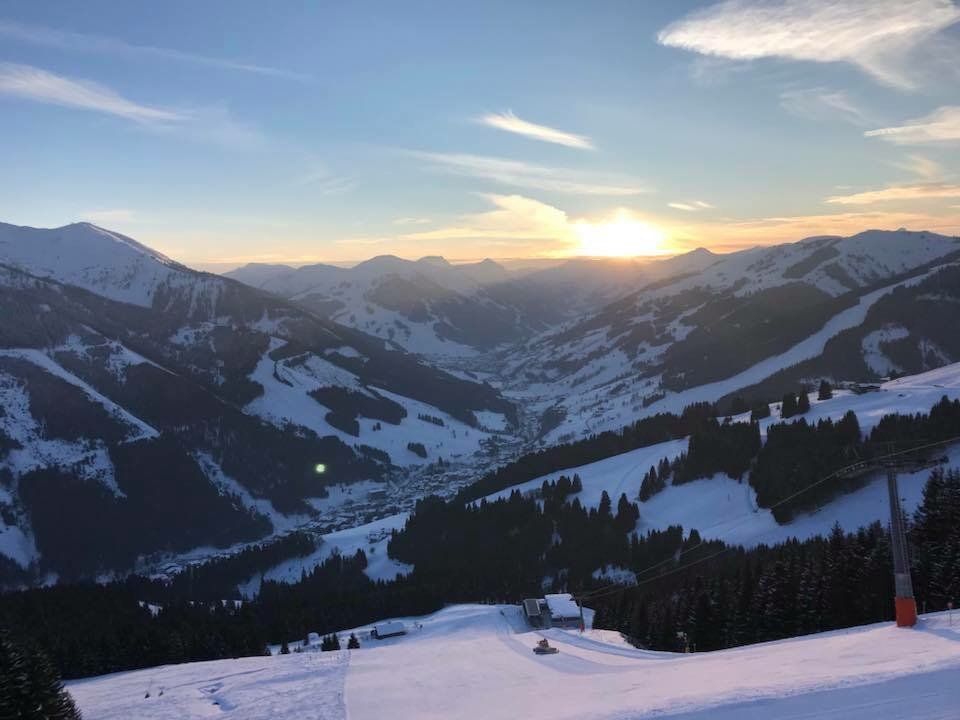 Saalbach_ski's tweet photo. What a beautiful day ☀️ let’s see if you can beat a beautiful #sunset like this picture... https://t.co/2lY205Q8sN