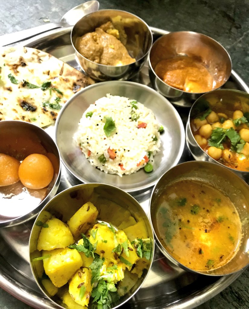 ArpanaKiri's tweet photo. #dinner time from #Arpana’skitchen  Garlic butter naan ,Malai kofta #gulabjamun , rice,chickpeas my favourite❤️ ,jeera aloo... so so #delicious 😋 #food #foodblogger #foodporn #indianfood #Jaipur https://t.co/6IEg3GVtJi