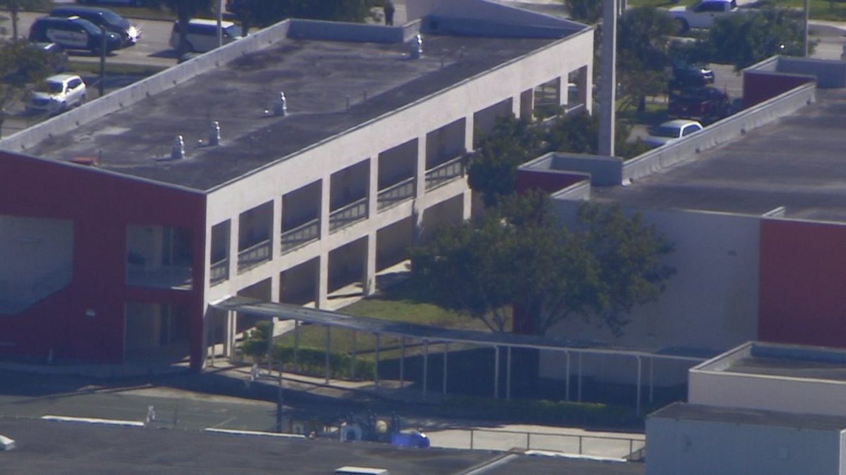 #BREAKING 2 Tamarac schools on lockdown due to police activity in area bit.ly/2FJBoFf?utm_so… https://t.co/QNyKEXttKc