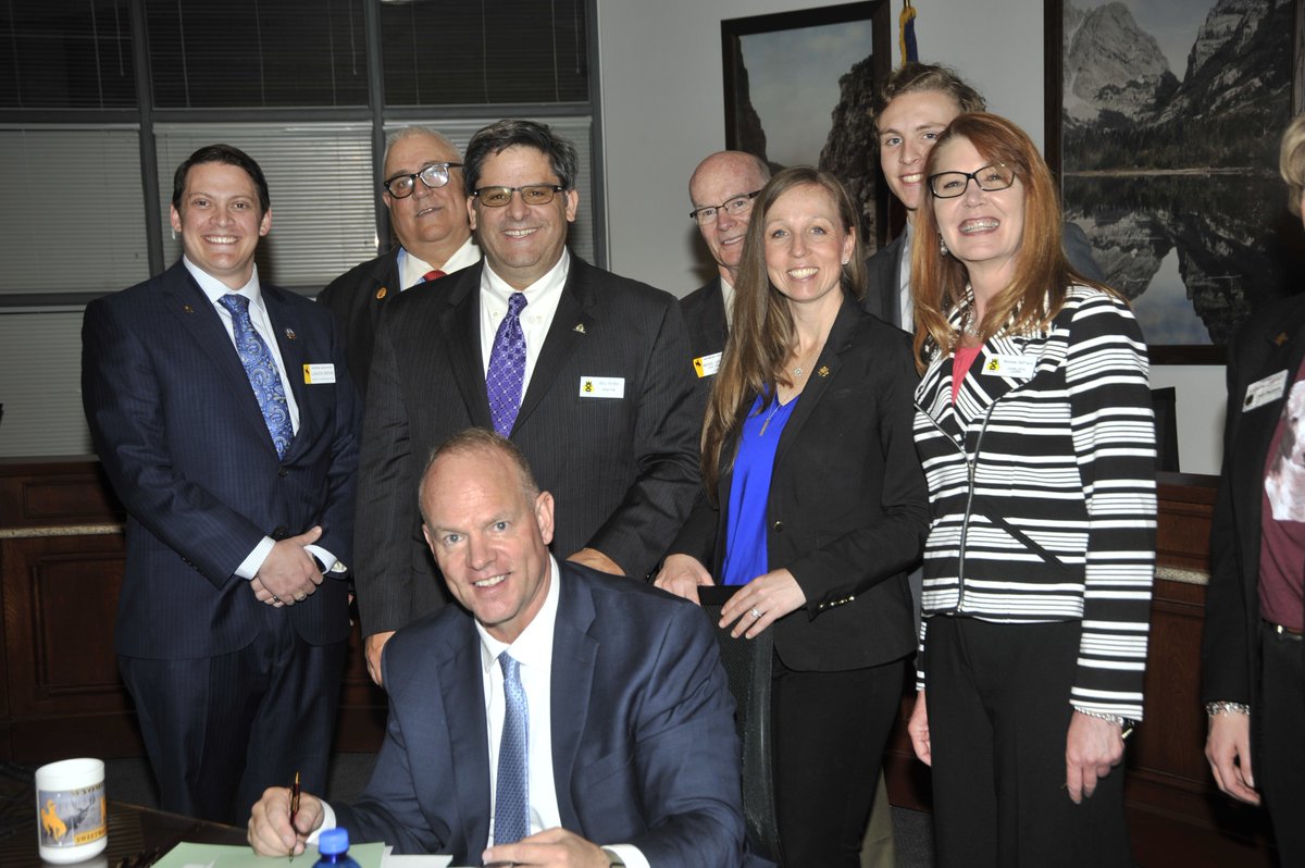 SF40 signed into law by @GovMattMead. <a href="/ENDOWyo/">Wyoming ENDOW</a> @lbrownhd9 <a href="/michaelvonf/">Michael Von Flatern</a> <a href="/amysurdam/">Amy Surdam</a> A huge day for the future of rural air service in Wyoming!
