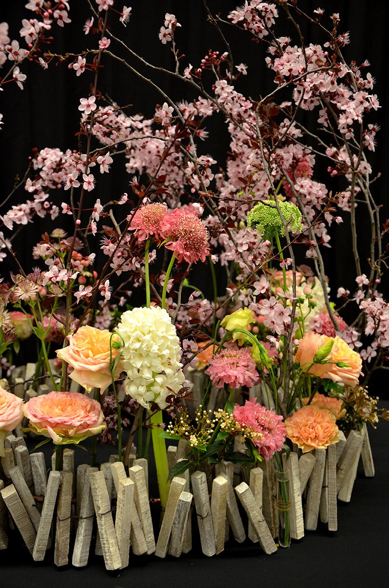 mercatflor's tweet photo. Natalia Zhizhko ens va delectar ahir amb una magnífica demostració d'art floral, a la #SetmanaGran del Mercat. Vam gaudir d'una mostra exquisida del mestratge d'aquesta artista russa, campiona d'Europa el 2011, gràcies a @FLOOSWEB https://t.co/kTiHG8ZDJl https://t.co/H2QMf8UOsV