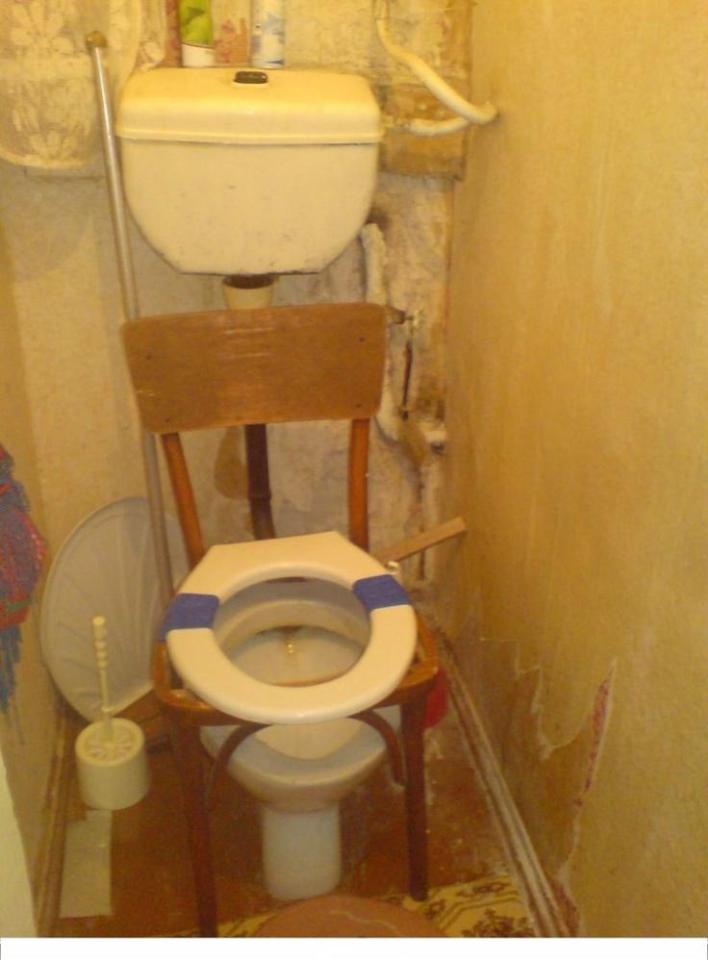 builders_bay's tweet photo. We've seen site toilets with better facilities than this! #buildersbay #sitebanter #buildersbanter #diyfail https://t.co/B22X4i4PkS