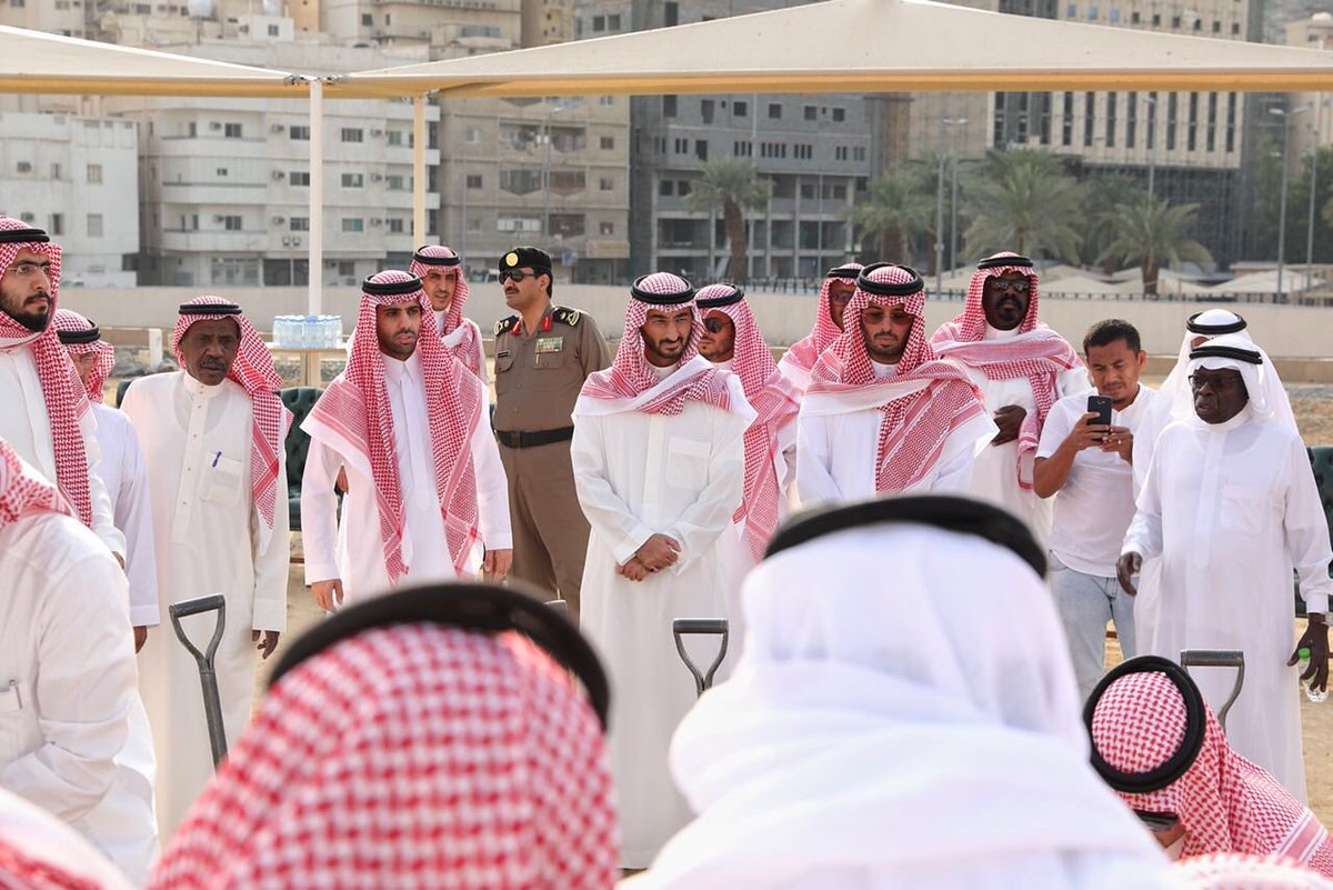 makkahregion's tweet photo. بحضور عدد من أصحاب السمو الأمراء..
#أمير_مكة بالنيابة #عبدالله_بن_بندر يؤدي صلاة الميت على الأمير خالد بن عبدالله بن عبدالعزيز بن مساعد بـ #المسجد_الحرام ويشارك في دفن الفقيد يرحمه الله
#إمارة_مكة https://t.co/oP9WZzNJQn