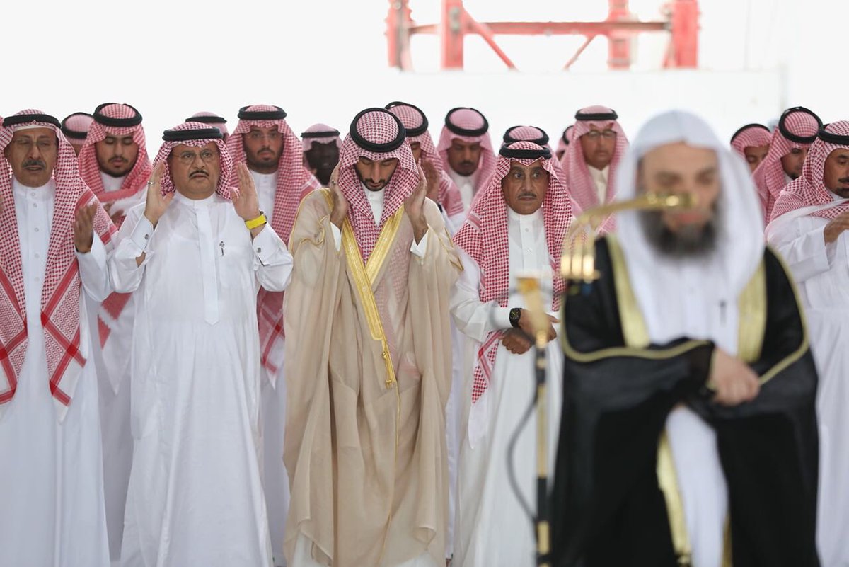 makkahregion's tweet photo. بحضور عدد من أصحاب السمو الأمراء..
#أمير_مكة بالنيابة #عبدالله_بن_بندر يؤدي صلاة الميت على الأمير خالد بن عبدالله بن عبدالعزيز بن مساعد بـ #المسجد_الحرام ويشارك في دفن الفقيد يرحمه الله
#إمارة_مكة https://t.co/oP9WZzNJQn