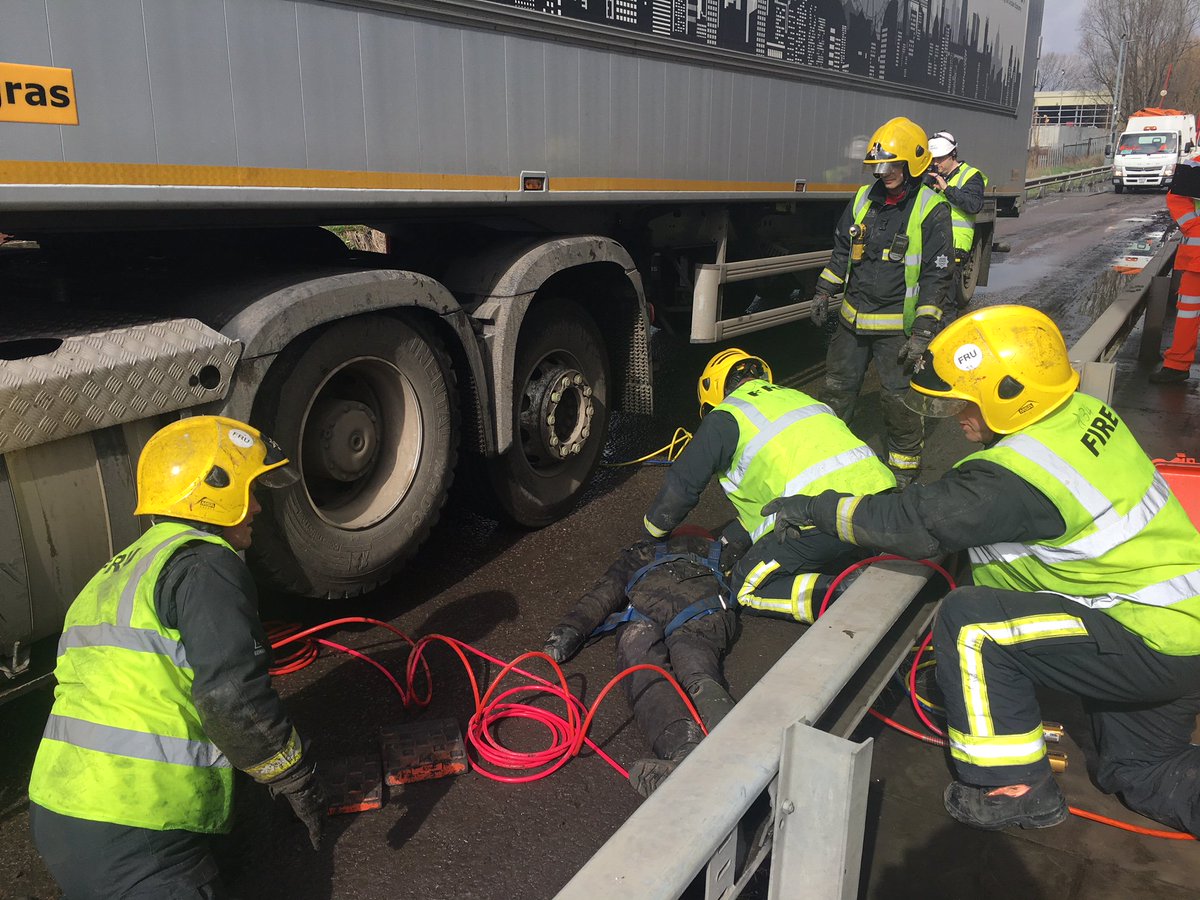 LFBEnfield's tweet photo. #Greenwatch crews from #A341 and #FRU #A346 attended a joint exercise with @LondonEnergyLtd today simulating a fire and RTC. #Community #partnershipworking #LFB #Exercise #Opsprofessionalism #Notjustfires #Training #Contingency #FFSafety https://t.co/cARRvwmjkO