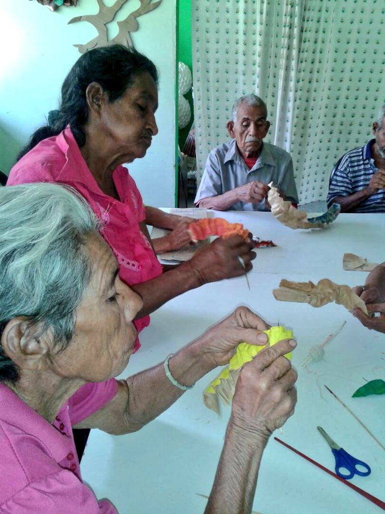 amilcarciber's tweet photo. En La @UAMOFICIAL🎉🎊🎉UNIVERSIDAD DEL ADULTO MAYOR📖✒👏 Continúamos Con El #Taller De #Imaginando y #Creando II Fase🎨📚Con La Lcda. Enma Falcon ➡Elaborando #Flores 🌹🌹🌹  Con Material De Reciclaje Donde Ntros 👴👵👴👵 #Cortaron #Pintaron y #Pegaron @salainass @magallyvina https://t.co/tvEtwLT45D