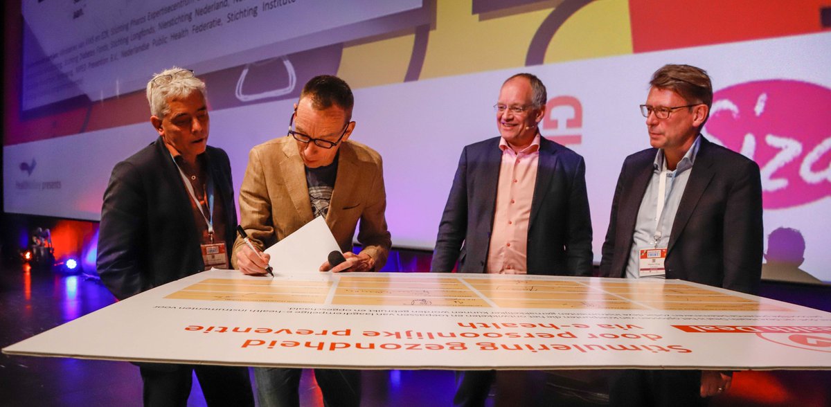 VitaValley's tweet photo. De ondertekening van de #Healthdeal is een feit! We gaan persoonlijke preventie via e-health toegankelijk maken voor alle Nederlanders. Daar was @Dolfjansen het ook mee eens, hij tekende symbolisch mee. #Healthdeal #HVE2018 #eHealth https://t.co/bGu2FEnLuy