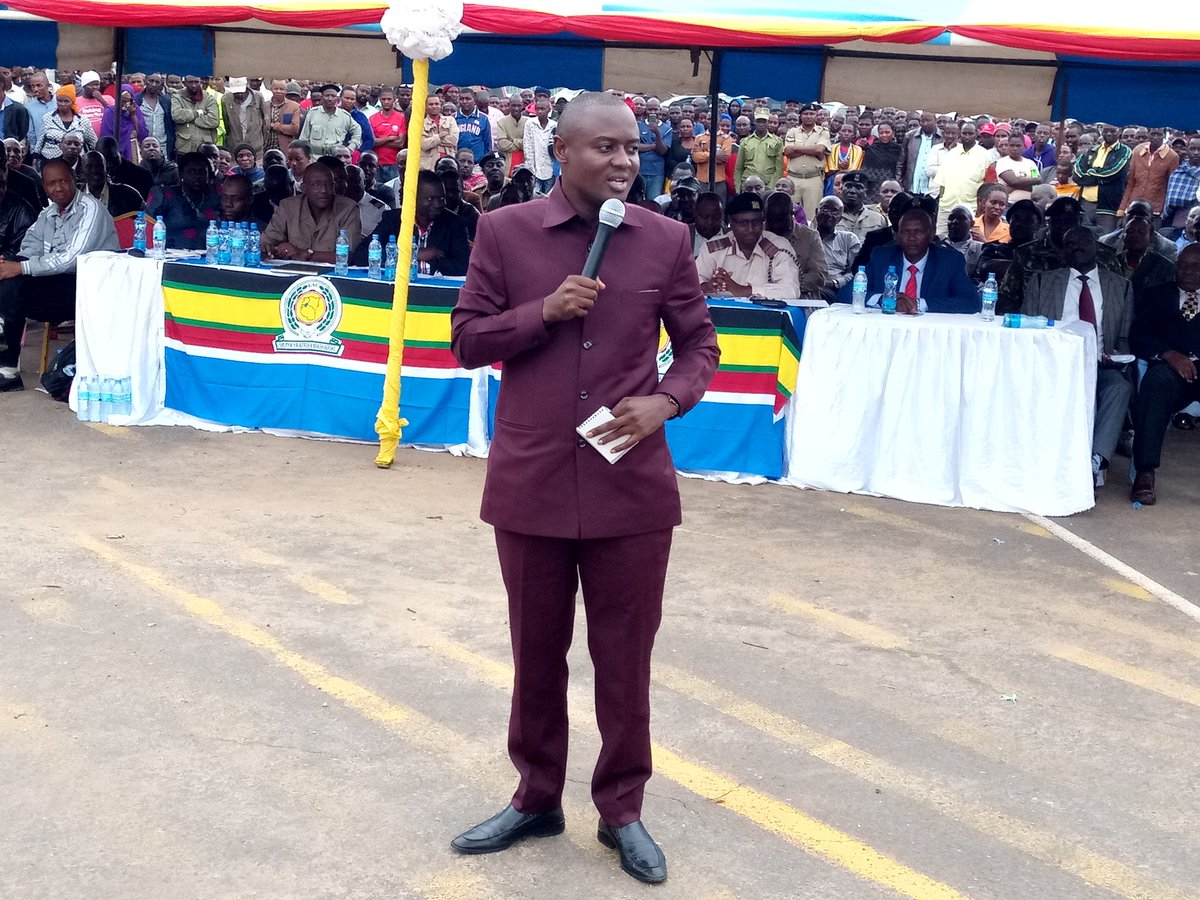 eacmediacentre's tweet photo. Hn Mrisho Gambo, Arusha Regional Commissioner addressing thousands of Namanga local community on the operations of One Stop Border Post @LMfumukeko @OworaR @KKazaura https://t.co/i1tBtMs8wU