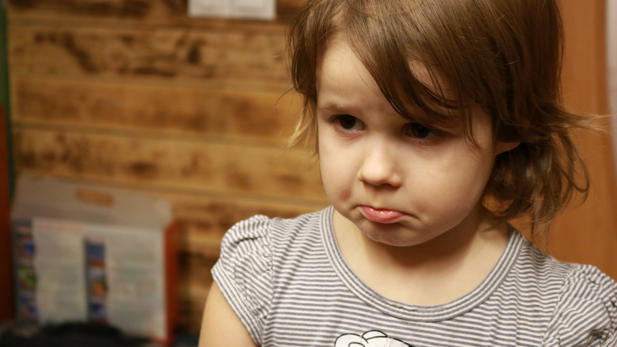 В его досаде было что то детское. В его досаде было что то детское. В его досаде было что то детское. Эмоциональное состояние ребенка. В его досаде было что то детское.