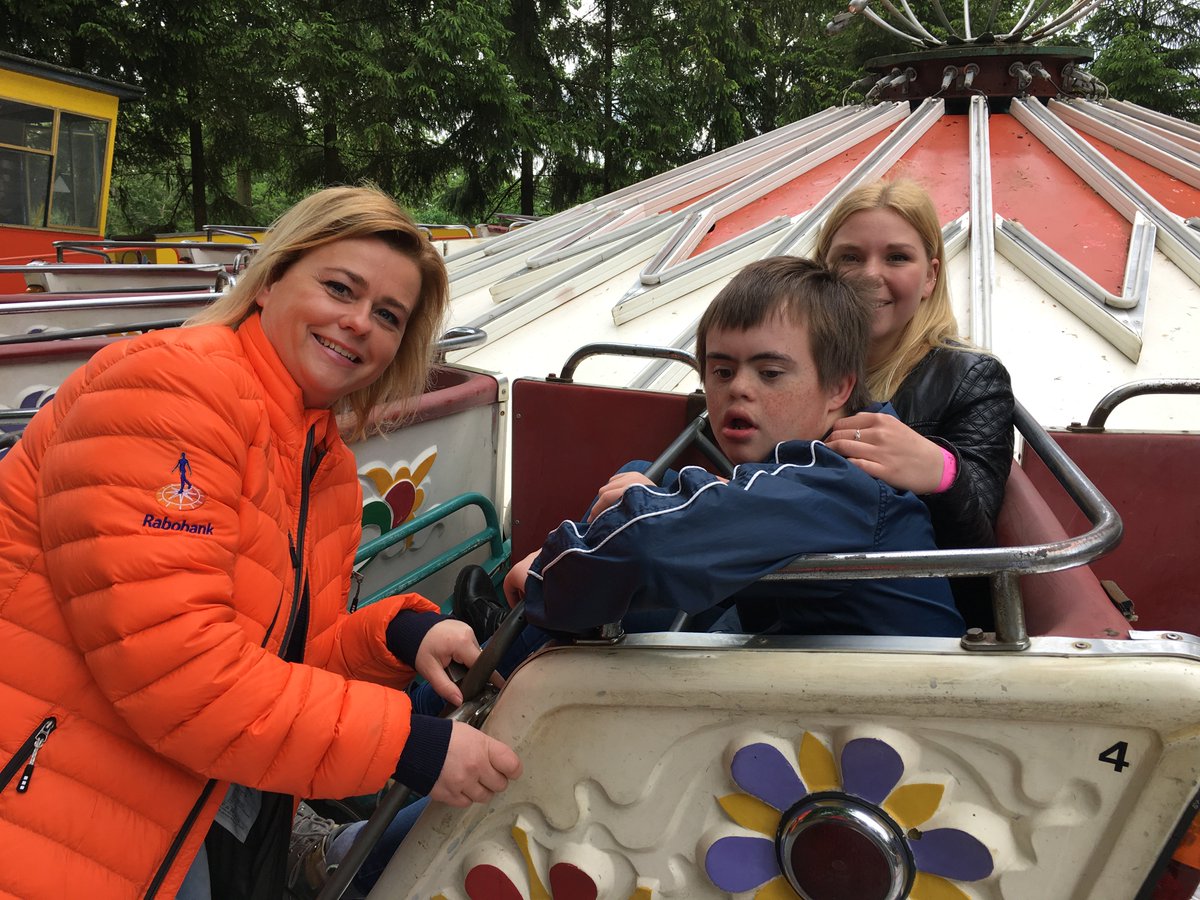 JoepKockmann's tweet photo. Vandaag presenteren wij ons maatschappelijke jaarverslag. Iets waar ik trots op ben. Het illustreert hoe wij samen in #Enschede en #Haaksbergen groeien. In Nederland en in de rest van de wereld. Benieuwd wat wij doen? Kijk op: https://t.co/wKsdjZWLBV #samengroeien https://t.co/1hIBvzScdX