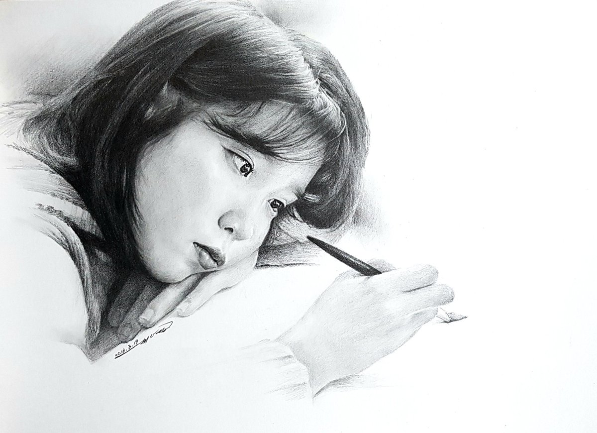 #아이유
인물화의 재해석
붓을든 모습이 잘 어울린다.
#인물소묘