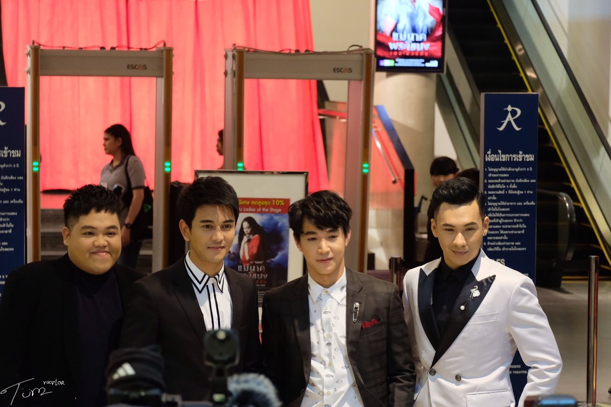 tum_roop_lor's tweet photo. 4หนุ่ม4มุม👍👍👍 @spywalker @Tum9_Warawut @Ritz_TS6  #galaladiesofthestage  #ตั้มวราวุธ #tumwarawut #domejaruwat #gunnapat23 #ritz_rueangritz #ladiesofthestage https://t.co/3kzTgzpstJ