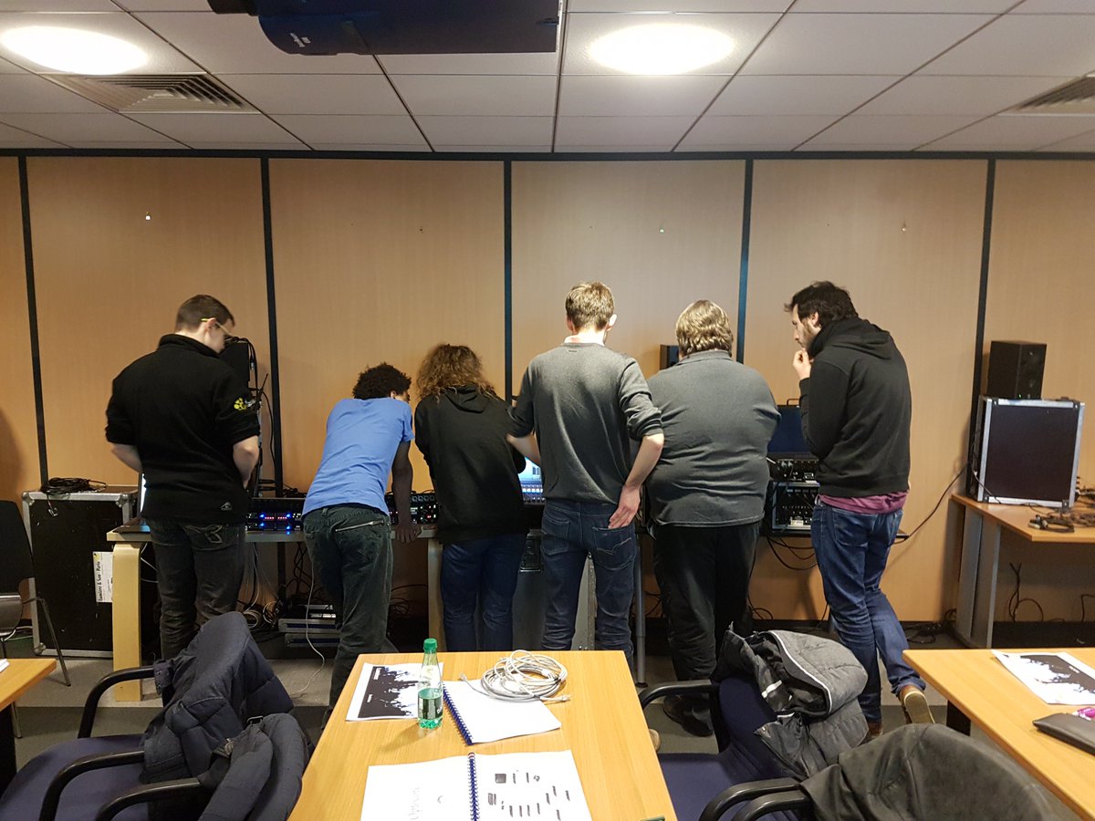 LumiereSonParis's tweet photo. Formation #LSP du mercredi 14 mars 2018 sur les appareils #Optocore et réseaux animé par Monsieur Pierre Heyligen en faveur des apprentis du @CFPTS_CFASVA (Centre de formation professionnelle aux techniques du spectacle). https://t.co/FDkAVI0f0h