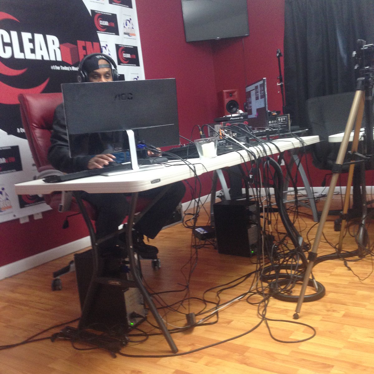 ClearFMLive's tweet photo. The XO Show Is now liveeeee with the @ForceMDs and special co host Ashlee Kuschner keep It locked here !!!!! #clearfm #clearfmlive #radiobroadcast #morningradio #marketing #forcemds #tenderlove #loveisahouse #rap #classicrandb #throwbackstation https://t.co/33MZGQ1U3w