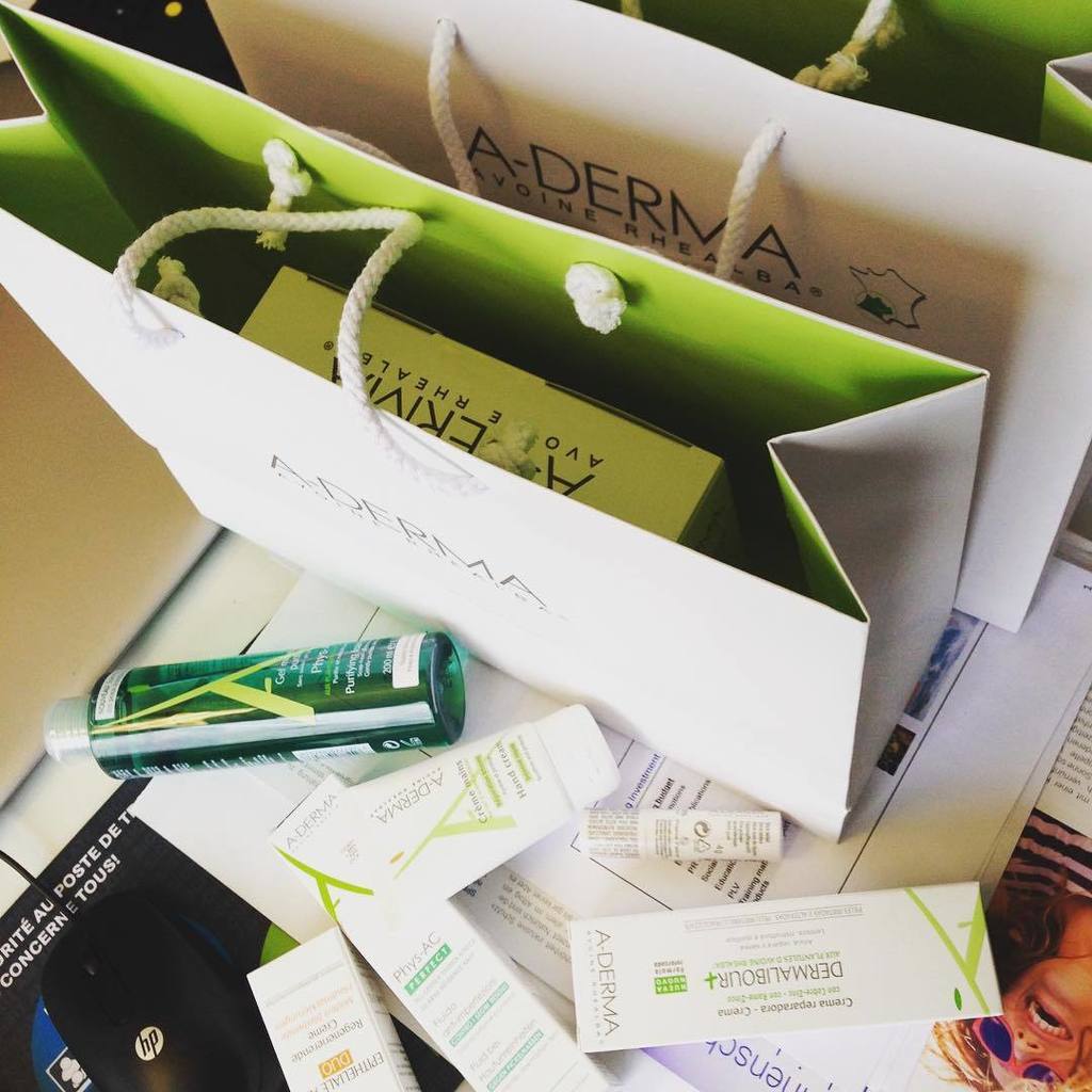 Lauraddict's tweet photo. Quand ton bureau déborde de produits... ultra stylés 😅😅#aderma #dermocosmetics #physacperfect #newinstore @aderma_schweiz https://t.co/airKryXfUH