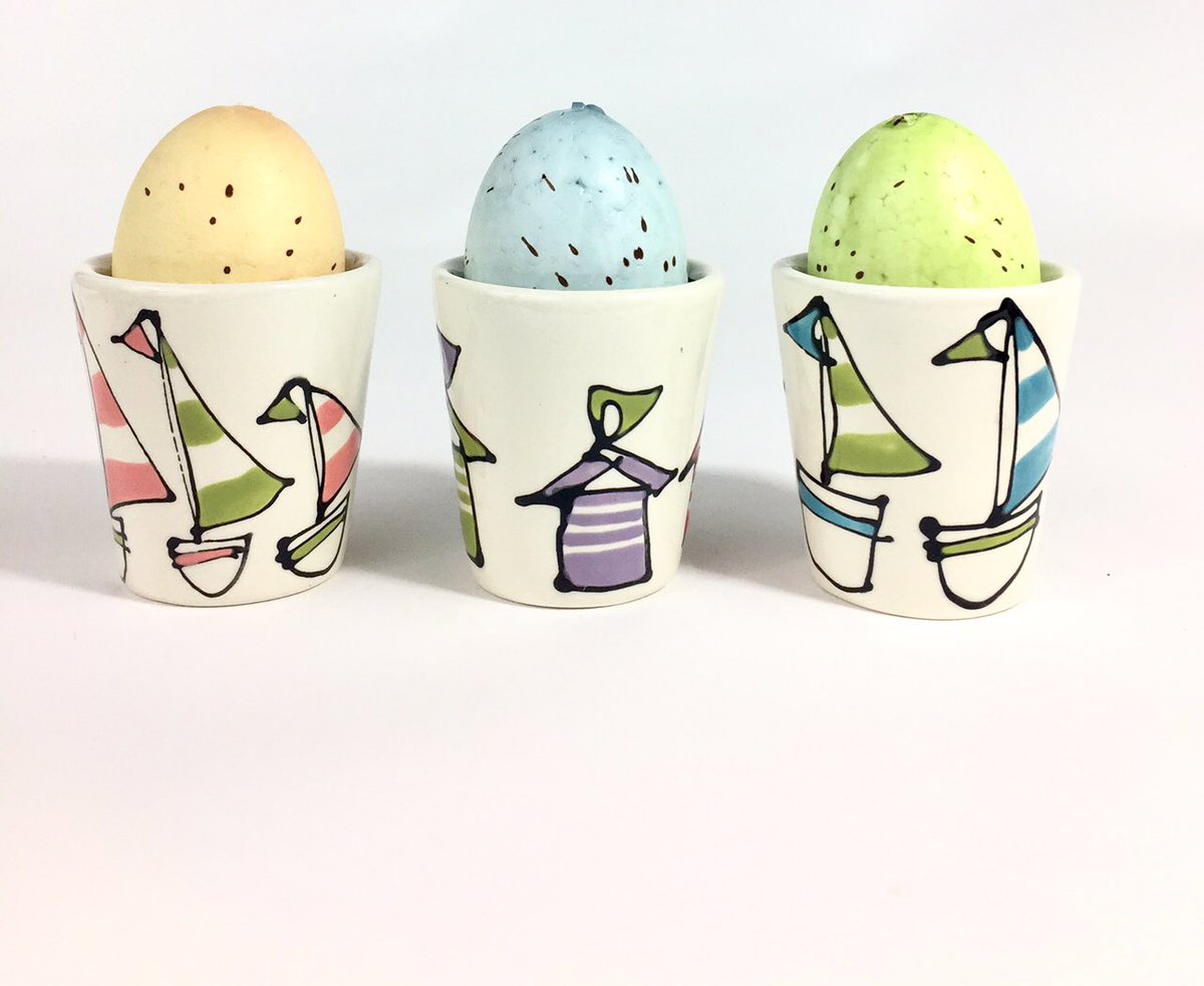 Coastal egg cups - hand painted by the sea in Southwold, perfect for eggs throughout the UK! 💛🐣
gallerythea.co.uk/shop/category/… #Eggs #ceramics #Suffolk