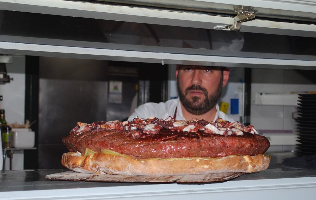 COBSAD's tweet photo. Este mediodía, nuestros chicos han estado en la @estaciondeloman degustando #LaHamburguesaMásGrandeDeEspaña junto a los compañeros de @derechupete 💪. https://t.co/31mmEnGz4D