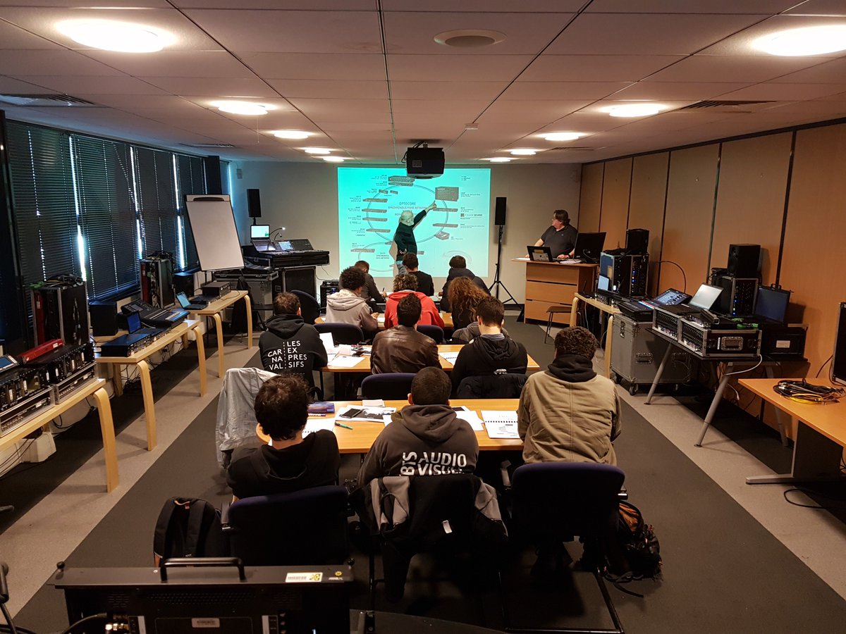LumiereSonParis's tweet photo. Formation #LSP du mercredi 14 mars 2018 sur les appareils #Optocore et réseaux animé par Monsieur Pierre Heyligen en faveur des apprentis du @CFPTS_CFASVA (Centre de formation professionnelle aux techniques du spectacle). https://t.co/FDkAVI0f0h