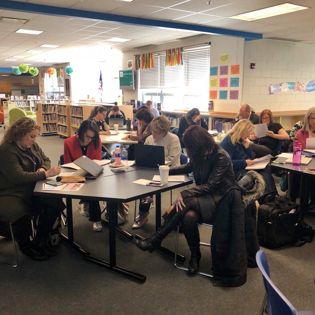 AmericanReading's tweet photo. Educators are hard at work! What is effective teaching and learning? What does your ranking say about your pedagogical #TheoryOfAction? #TransformativeLiteracy #ARCPD #Midwest https://t.co/rxzezS0fTZ
