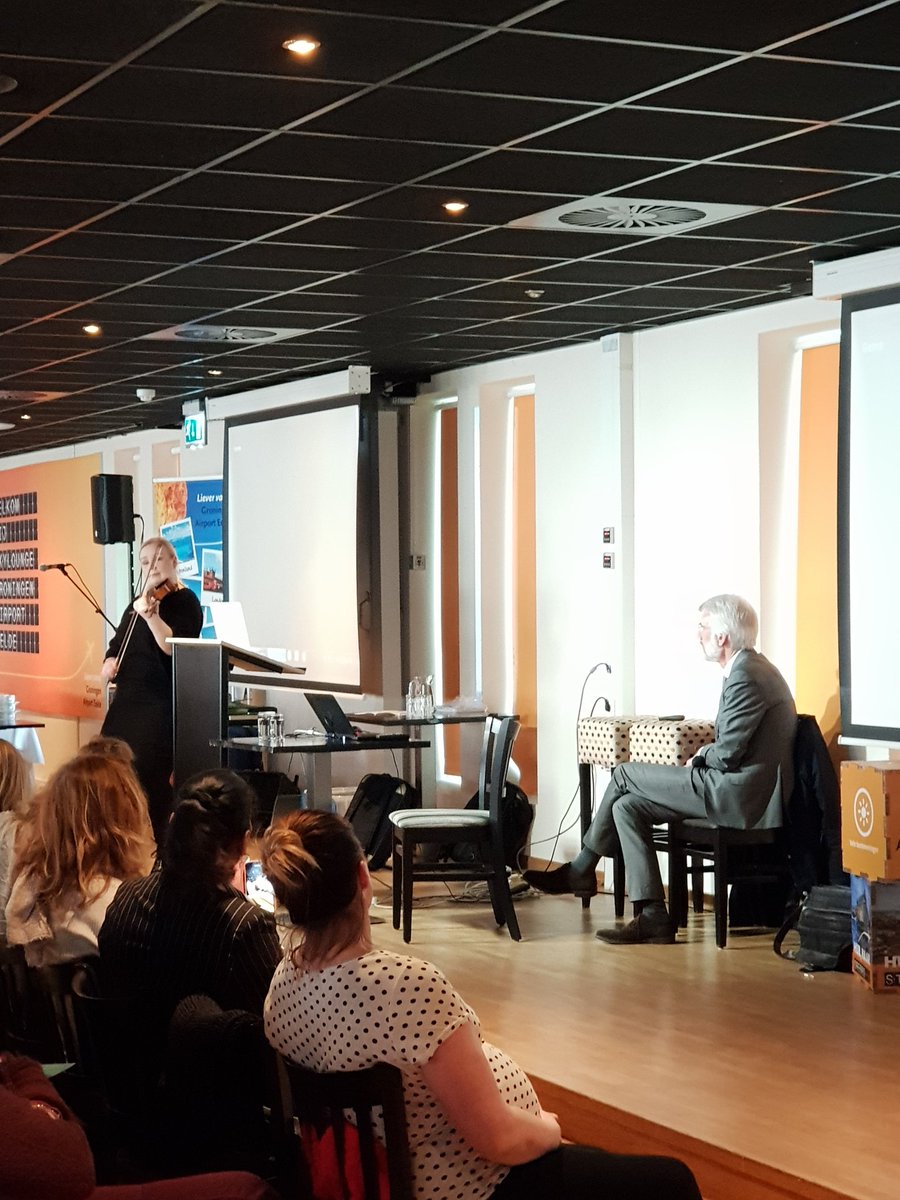 hvandersluis's tweet photo. #PIJN2018  Muziek en het brein met Erik Scherder op het symposium van transcare. Bijzonder boeiend. https://t.co/LlrGQUqTmW