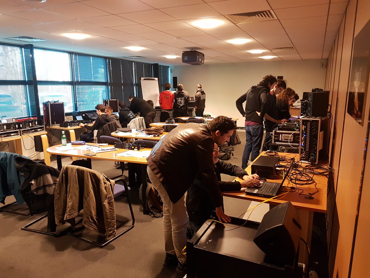 LumiereSonParis's tweet photo. Formation #LSP du mercredi 14 mars 2018 sur les appareils #Optocore et réseaux animé par Monsieur Pierre Heyligen en faveur des apprentis du @CFPTS_CFASVA (Centre de formation professionnelle aux techniques du spectacle). https://t.co/FDkAVI0f0h