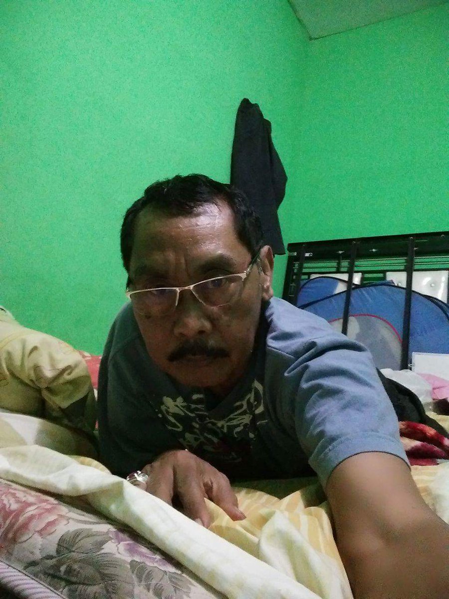 OrangTua50's tweet photo. Assalamualaikum wr wb
Selamat malam jum'at. 
Retwet ya biar abah terkenal. Hehe https://t.co/4zU5fPGvtm