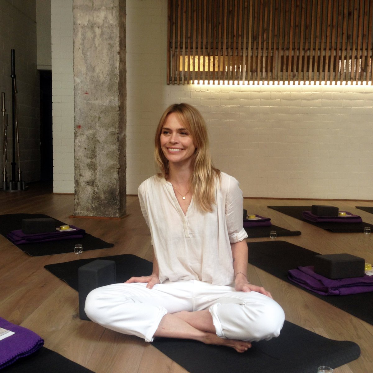 Piazzacom's tweet photo. Ayer organizamos una revitalizante actividad de meditación y respiración con la mágica @veroblume en su espectacular @thegarageblume de la mano de #floresdebach #Yogarescue #ReinicioRescue #ActitudRescue #BachRescue #MeMuevoConRescue #piazzacom https://t.co/mT0fBhsPrZ