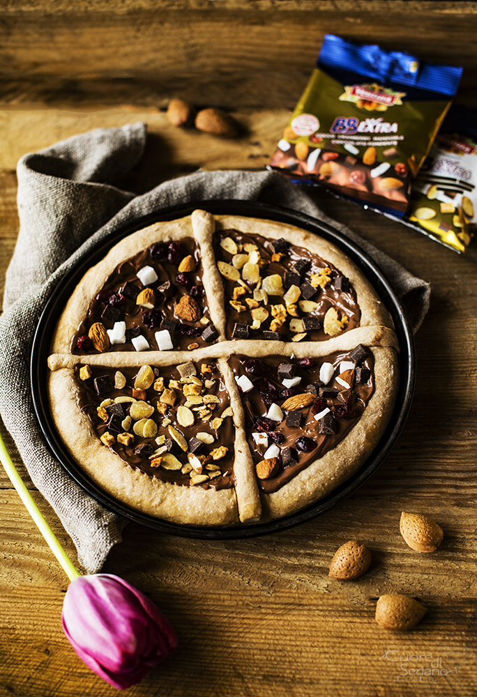 cuoredisedano's tweet photo. Una golosità unica da gustare, sua "maestà" la pizza semi integrale con crema di nocciole e frutta fresca, la versione dolce e salata di un grande classico. 
@bontabenessere 
@degustabox_it 

https://t.co/6EurKeYyub https://t.co/jmmLaTkmSs