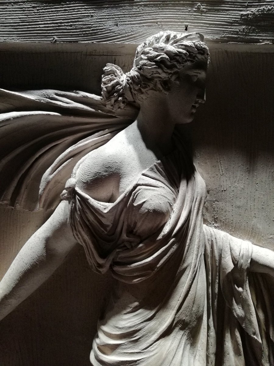 WandrillePotez's tweet photo. Ce relief néoclassique de Chinard, récemment passé à @Drouot nous émerveillait encore par sa grâce et son infinie délicatesse chez #DanielKatz 👌 https://t.co/vcxAHLCqwN