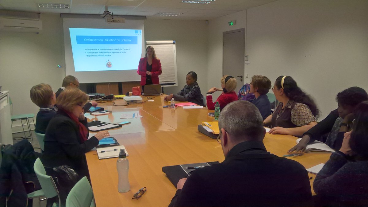 Faceyvelines's tweet photo. Atelier cluster 45+ sue les réseaux sociaux avec emma Putaux @EmmaPutaux https://t.co/832aEAet44